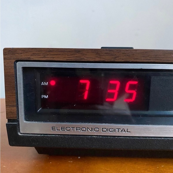 VINTAGE 80s General Electric 7-4640A AM FM Digital Alarm Clock Radio - Picture 4 of 12